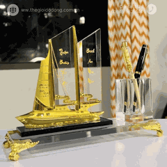 Quà tặng doanh nhân - sếp - lãnh đạo ống cắm bút thuyền buồm pha lê để bàn cao cấp