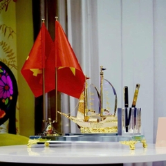 Quà tặng doanh nhân - sếp - lãnh đạo ống cắm bút thuyền buồm pha lê để bàn cao cấp