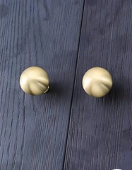 Núm tủ đồng thau hình cầu tròn độc đáo SPHERE