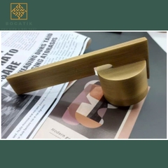Tay nắm phân thể Slim Bar Gold chất liệu đồng, kiểu dáng thanh mảnh tinh tế DT702