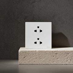 Module ổ cắm đôi 3 chấu chuẩn Âu Mỹ màu trắng Simon S6 581287 lắp chuẩn đế vuông