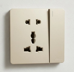 Module Ổ cắm 3 chấu đa năng và 2 chấu kèm công tắc màu sâm panh Simon S6 581080-46 đế vuông