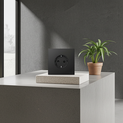 Ổ cắm đơn 16A kiểu Schuko có tiếp địa màu đen Simon S6 581687-26 lắp đế âm vuông