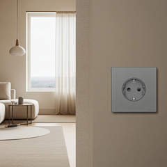 Ổ cắm đơn 16A kiểu Schuko có tiếp địa màu Xám ghi Simon S6 581687-61 lắp đế âm vuông