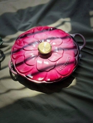 Nồi chảo gang cánh hoa Le Creuset Petal Braiser màu Berry 26cm