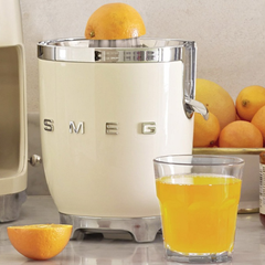 Máy vắt cam Smeg màu kem