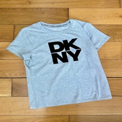 Áo thun DKNY ép nhung logo xuất xịn