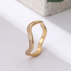 Nhẫn titan vàng lượn sóng hạt 2600154