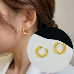 Bông tai titan tròn mạ vàng 2500155