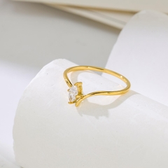 Nhẫn titan mạ vàng hạt oval dọc 2600158
