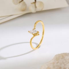 Nhẫn titan mạ vàng hạt oval dọc 2600158