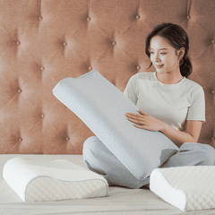 Ngủ sâu êm ái - Tạm biệt đau mỏi cổ vai cùng gối Memory Foam Sen Đá
