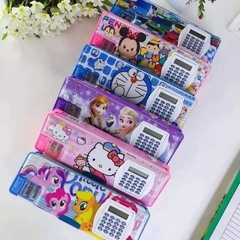 . Hộp đựng bút bằng Nhựa MÁY TÍNH VÀ CHUỐT 888 (24 Cái/ Lốc; 144 Cái/ Thùng)