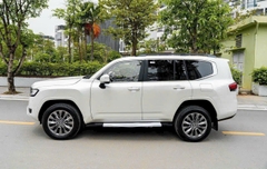 LANDCRUISER LC300 TRẮNG - NỘI THẤT ĐEN