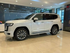 LANDCRUISER LC300 TRẮNG - NỘI THẤT ĐEN