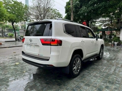 LANDCRUISER LC300 TRẮNG - NỘI THẤT ĐEN