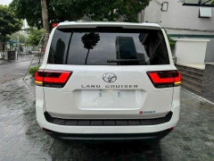 LANDCRUISER LC300 TRẮNG - NỘI THẤT ĐEN