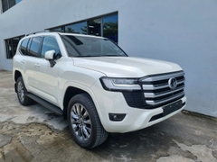 LANDCRUISER LC300 TRẮNG - NỘI THẤT ĐEN