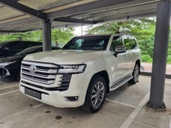 LANDCRUISER LC300 TRẮNG - NỘI THẤT ĐEN