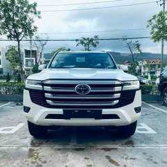 LANDCRUISER LC300 TRẮNG - NỘI THẤT ĐEN