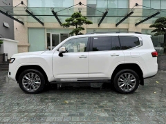 LANDCRUISER LC300 TRẮNG - NỘI THẤT ĐEN
