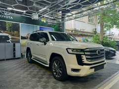LANDCRUISER LC300 TRẮNG - NỘI THẤT ĐEN