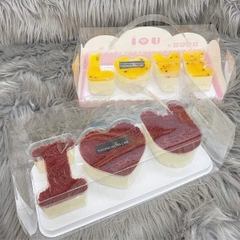Hộp mica kèm chữ I + U hoặc chữ LOVE đựng bánh mousse, tiramisu, panna cotta