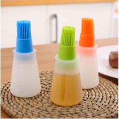 Bình Đựng Dầu Ăn Bằng Silicon Chịu Nhiệt Cao Tiện Dụng Có Cọ Quét