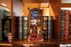 Mô hình Halom book nook diy Nhà ga Ngã Tư Vua Harry Potter collection