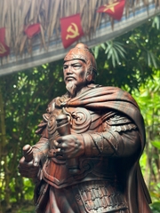 Tượng gỗ Hưng Đạo Vương Trần Quốc Tuấn