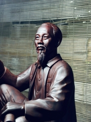 Tượng Bác ngồi phiến đá - Tử Đàn