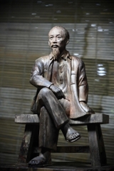Tượng Bác ngồi ghế Băng
