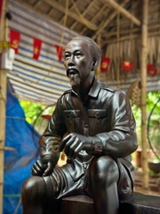 Tượng Bác Hồ tại mặt trận Đông Khê năm 1950