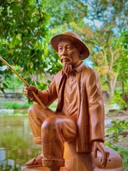Tượng Bác Hồ ngồi câu cá