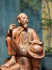 Tượng Bác Hồ ngồi phiến đá mini nhỏ phù hợp để bàn