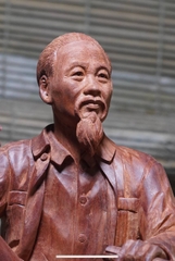 Tượng Bác Hồ ngồi Phiến Đá