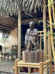Tượng Bác Hồ Ghế Tre