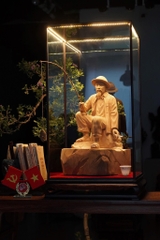 Tượng Bác Hồ ngồi câu cá