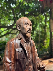 Tượng Bác Hồ Về Thăm Quê