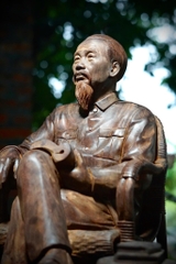 Tượng Bác Hồ ngồi ghế mây - Gỗ Trắc