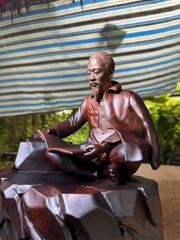 Tượng Bác Hồ ngồi đọc sách