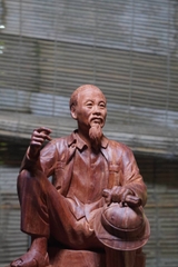 Tượng Bác Hồ ngồi Phiến Đá