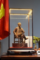 Tượng Bác Hồ ngồi ghế tre