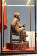 Tượng Bác Hồ ngồi ghế tre