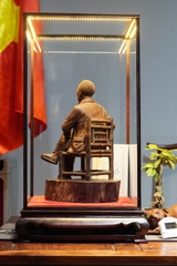 Tượng Bác Hồ ngồi ghế tre