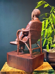 Tượng Bác Hồ ngồi ghế mây