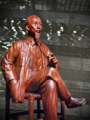 Tượng Bác Hồ ngồi ghế tre