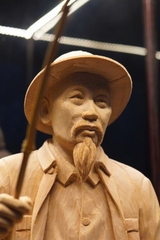 Tượng Bác Hồ ngồi câu cá