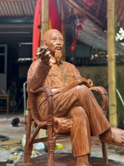 Tượng Bác Hồ ngồi ghế mây gỗ trắc