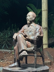 Tượng Bác Hồ Ngồi Ghế Mây Truyền Thần